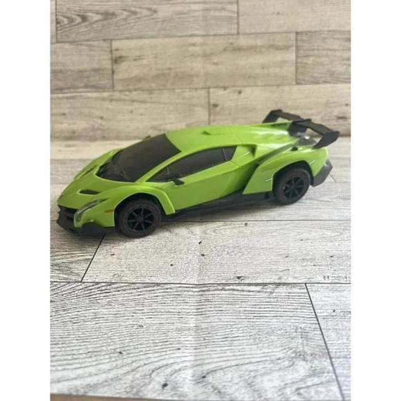 Lamborghini Veneno 1:24 Licensed Friction Car (Green) No Remote Control - Picture 1 of 5